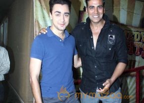 Akshay-Sonakshi-Imran On The Sets Of Comedy Nights photo 4