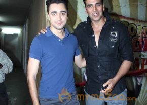 Akshay-Sonakshi-Imran On The Sets Of Comedy Nights photo 20