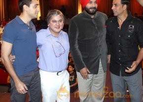 Akshay-Sonakshi-Imran On The Sets Of Comedy Nights photo 18