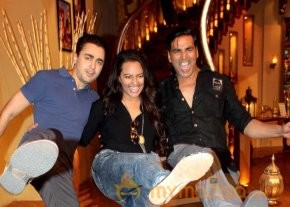 Akshay-Sonakshi-Imran On The Sets Of Comedy Nights photo 9