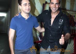 Akshay-Sonakshi-Imran On The Sets Of Comedy Nights photo 6