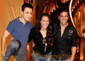 Akshay-Sonakshi-Imran On The Sets Of Comedy Nights photo 7