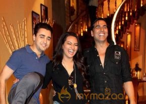 Akshay-Sonakshi-Imran On The Sets Of Comedy Nights photo 14