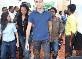 Akshay-Sonakshi-Imran On The Sets Of Comedy Nights photo 12