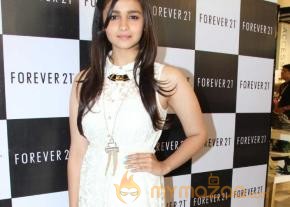 Alia Bhatt Launch Forever 21 Store  photo 4