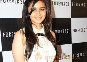 Alia Bhatt Launch Forever 21 Store  photo 12