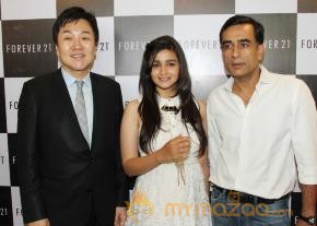 Alia Bhatt Launch Forever 21 Store  photo 29