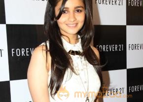 Alia Bhatt Launch Forever 21 Store  photo 28