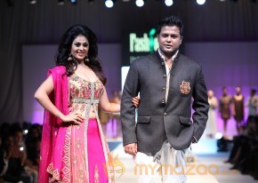 Anjana Sukhani Ramp Walk at Fashion Me 2013 Finale  photo 17