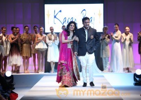 Anjana Sukhani Ramp Walk at Fashion Me 2013 Finale  photo 10