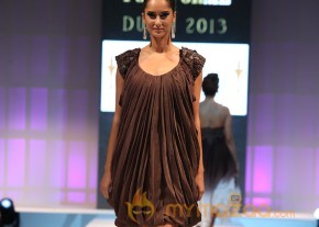 Anjana Sukhani Ramp Walk at Fashion Me 2013 Finale  photo 4