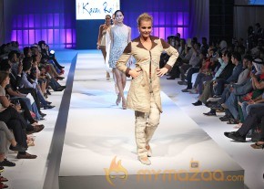 Anjana Sukhani Ramp Walk at Fashion Me 2013 Finale  photo 6