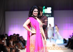 Anjana Sukhani Ramp Walk at Fashion Me 2013 Finale  photo 25