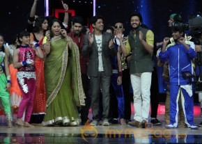 Bhaag Milkha Bhaag Promotion At India's Dancing Superstars  photo 12