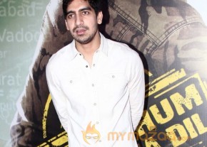 Bolly Celebs At Lekar Hum Deewana Dil Premiere photo 37