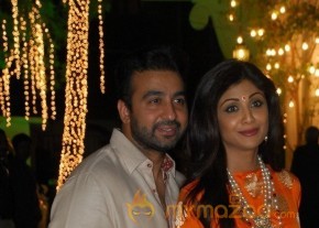 Bolly Celebs at Shilpa Shetty Diwali Party Gallery photo 38