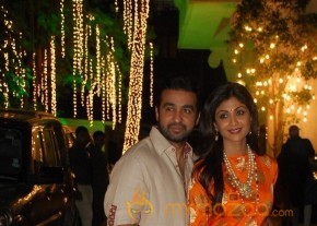Bolly Celebs at Shilpa Shetty Diwali Party Gallery photo 17