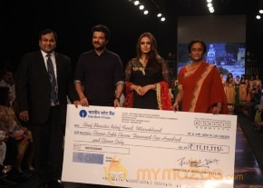 Bollywood Celebraties At IIJW 2013 photo 10
