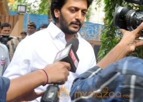 Bollywood Celebrities at Jiah Khan Funeral Photo Gallery  photo 19