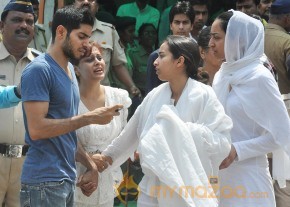 Bollywood Celebrities at Jiah Khan Funeral Photo Gallery  photo 50
