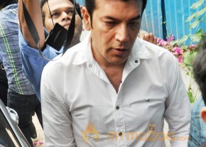 Bollywood Celebrities at Jiah Khan Funeral Photo Gallery  photo 5