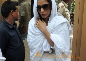 Bollywood Celebrities at Jiah Khan Funeral Photo Gallery  photo 30