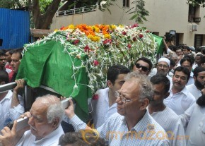 Bollywood Celebrities at Jiah Khan Funeral Photo Gallery  photo 27