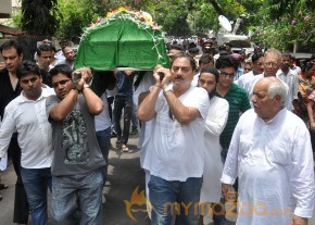 Bollywood Celebrities at Jiah Khan Funeral Photo Gallery  photo 49