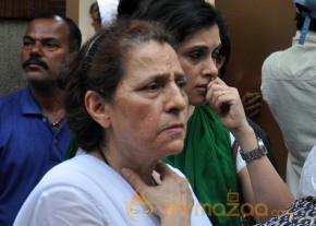 Bollywood Celebrities at Jiah Khan Funeral Photo Gallery  photo 48