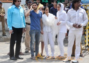 Bollywood Celebrities at Jiah Khan Funeral Photo Gallery  photo 13