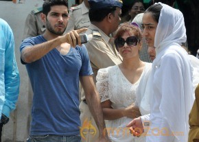 Bollywood Celebrities at Jiah Khan Funeral Photo Gallery  photo 42