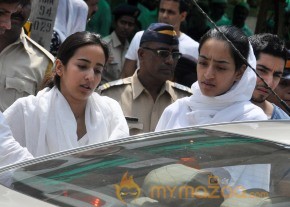 Bollywood Celebrities at Jiah Khan Funeral Photo Gallery  photo 52