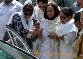 Bollywood Celebrities at Jiah Khan Funeral Photo Gallery  photo 36