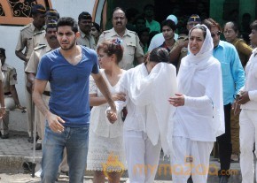 Bollywood Celebrities at Jiah Khan Funeral Photo Gallery  photo 7