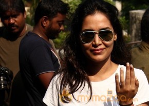 Bollywood Celebrities Cast Their Votes Gallery photo 30