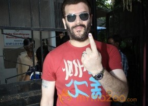 Bollywood Celebrities Cast Their Votes Gallery photo 12