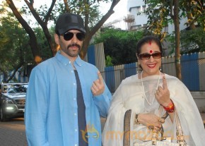 Bollywood Celebrities Cast Their Votes Gallery photo 73