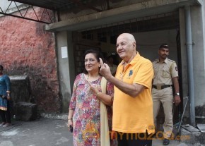 Bollywood Celebrities Cast Their Votes Gallery photo 16