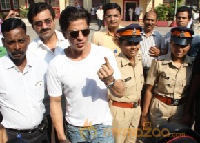 Bollywood Celebrities Cast Their Votes Gallery photo 47