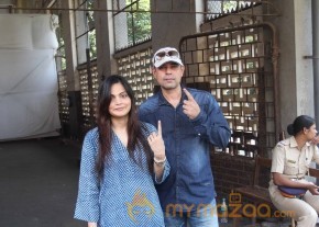 Bollywood Celebrities Cast Their Votes Gallery photo 70