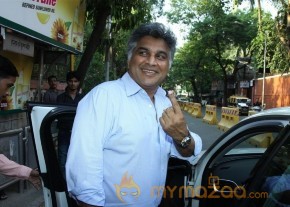 Bollywood Celebrities Cast Their Votes Gallery photo 107