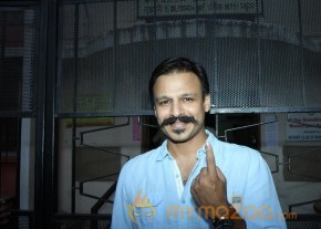 Bollywood Celebrities Cast Their Votes Gallery photo 5
