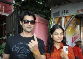 Bollywood Celebrities Cast Their Votes Gallery photo 72
