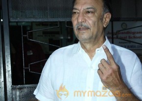 Bollywood Celebrities Cast Their Votes Gallery photo 15