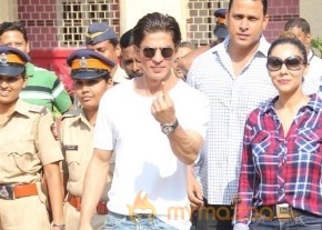 Bollywood Celebrities Cast Their Votes Gallery photo 17