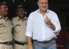 Bollywood Celebrities Cast Their Votes Gallery photo 79