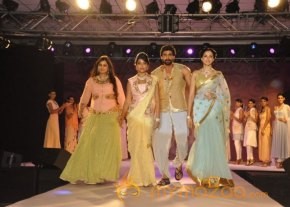 Celebs at VOGUE Fashion Show Photo Gallery photo 5