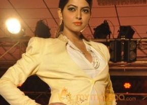 Celebs at VOGUE Fashion Show Photo Gallery photo 9