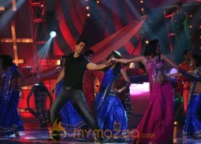BigB Shahrukh, Salman &amp; Akshay perform for Cintaa Superstars ka Jalwaa Gallery photo 12
