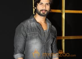 Deepika Padukone Black And Gold Party Photos photo 23